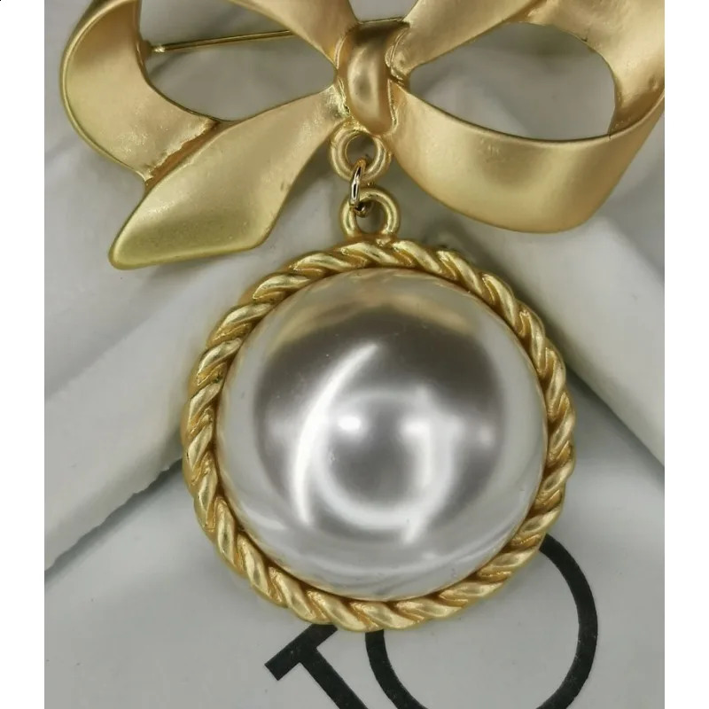 faux Pearl Brooch for Women Large Gold Bow Breastpin Elegant Broches Fashion Lapel Pin Jewelry Coat Buckle Accessories Gift 241227