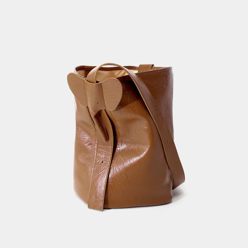 Niche Handheld Pattern Soft Leather Bucket Bag 2023 Winter New High end Lazy Style Single Cross Shoulder Stray Girl