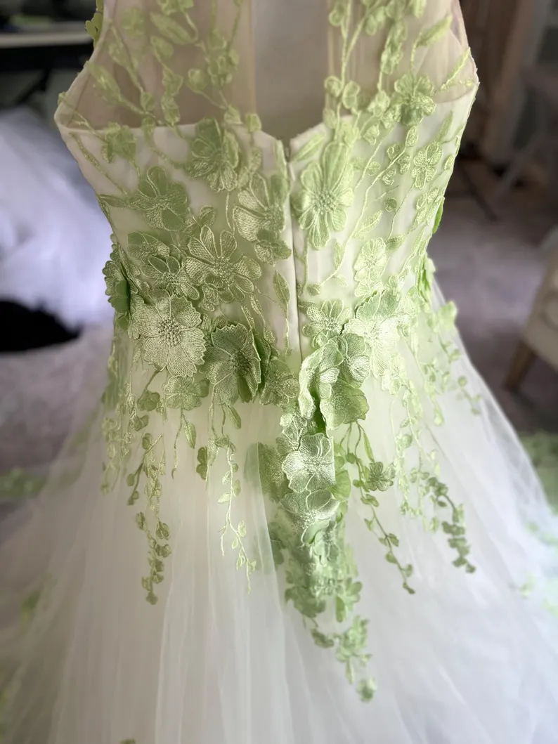 Flower Lace Appliques Boho Wedding Dresses Ivory And Green A-Line Bridal Gowns Sleeveless Jewel Neck Court Train Beach Country Bride Dress Custom Made