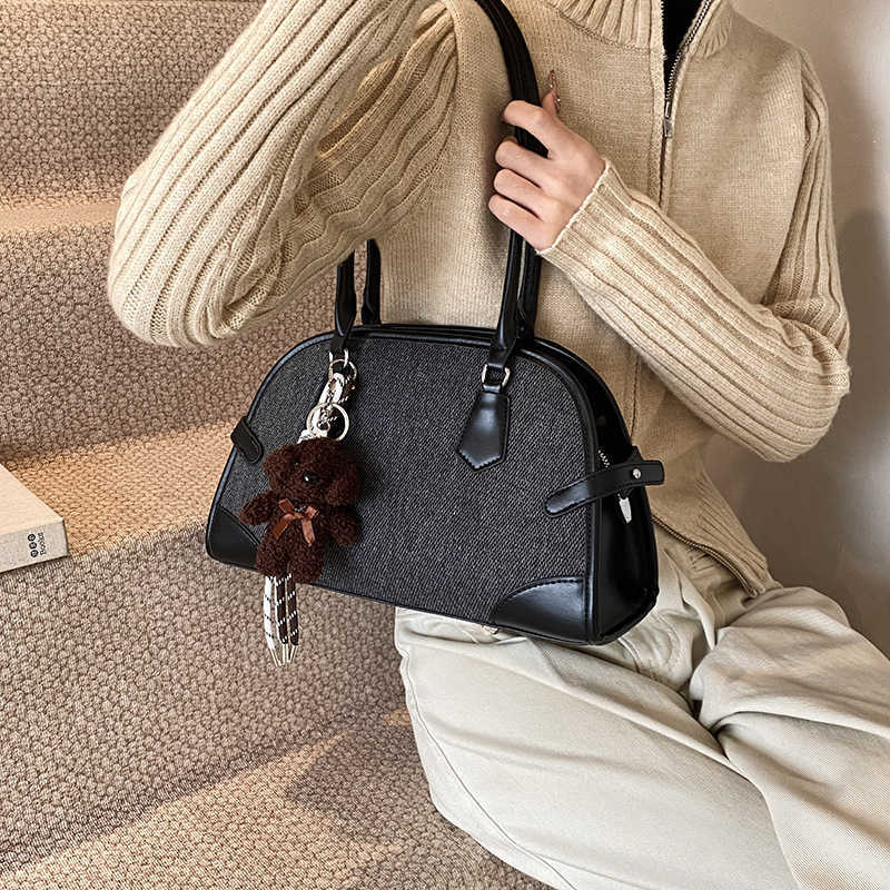 Advanced bowling bag, armpit bag, autumn winter niche design, contrasting color commuting bag, single shoulder tote bag 241215