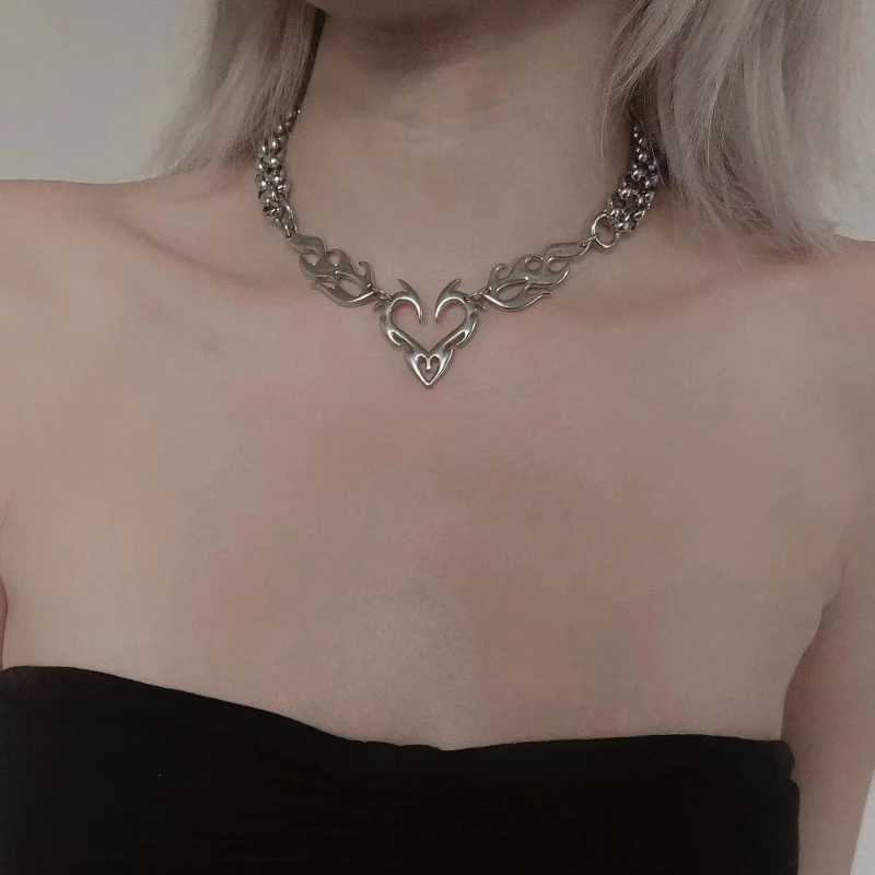 European and American Temperament Flame Chain Female Clavicle Chain Fashionable Flame Totems -she Pendant NecklaceXJ241227