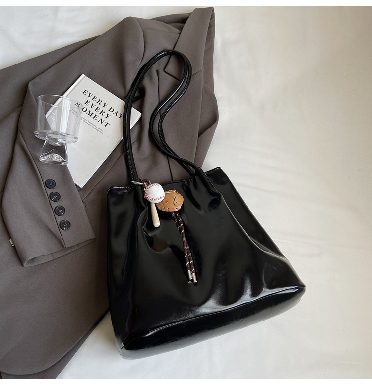 The new bucket shaped bag with textured folds for women's casual versatile handbags in winter 2025 is great for underarm shoulder bags