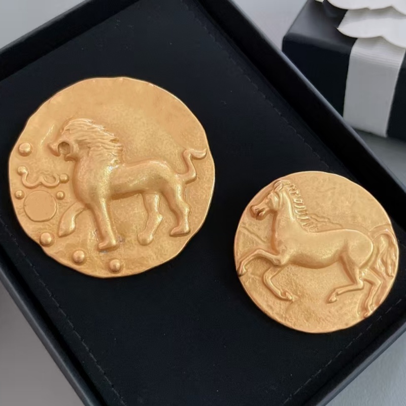 Unisex Fashion Men Women Brooch Pins Yellow Gold Plated Designer Letters Lion Horse Pins Brooches for Men Women Hot Gift