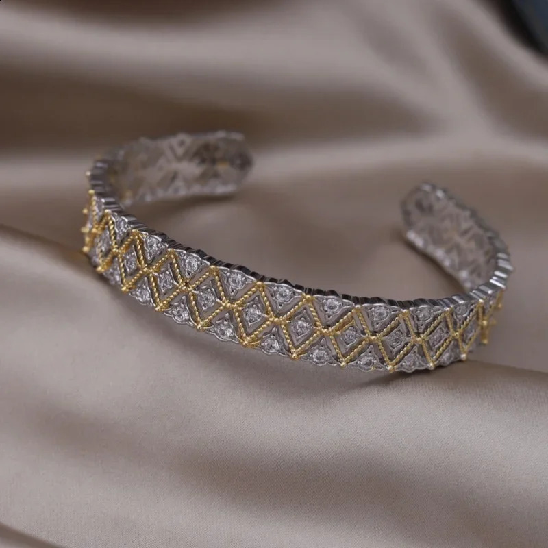 French n fashion jewelry two-color plated hollow triangle zircon open bracelet elegant womens party accessories 241227