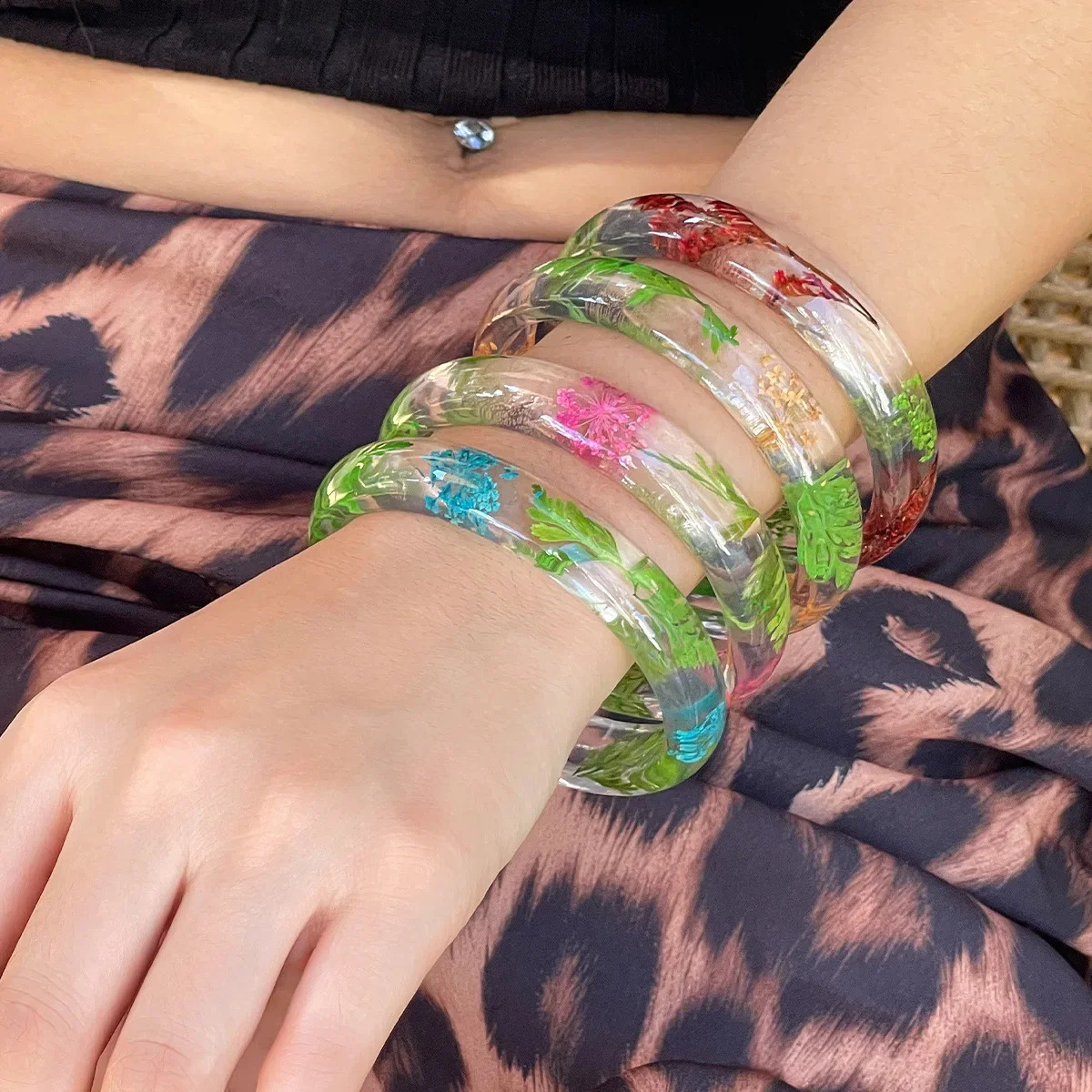 Exaggerated Ins Style Flower Transparent 15MM Round Bangle Bracelet Fashionable Acrylic Color Dried Flower Daisy Bracelet Girls 241227