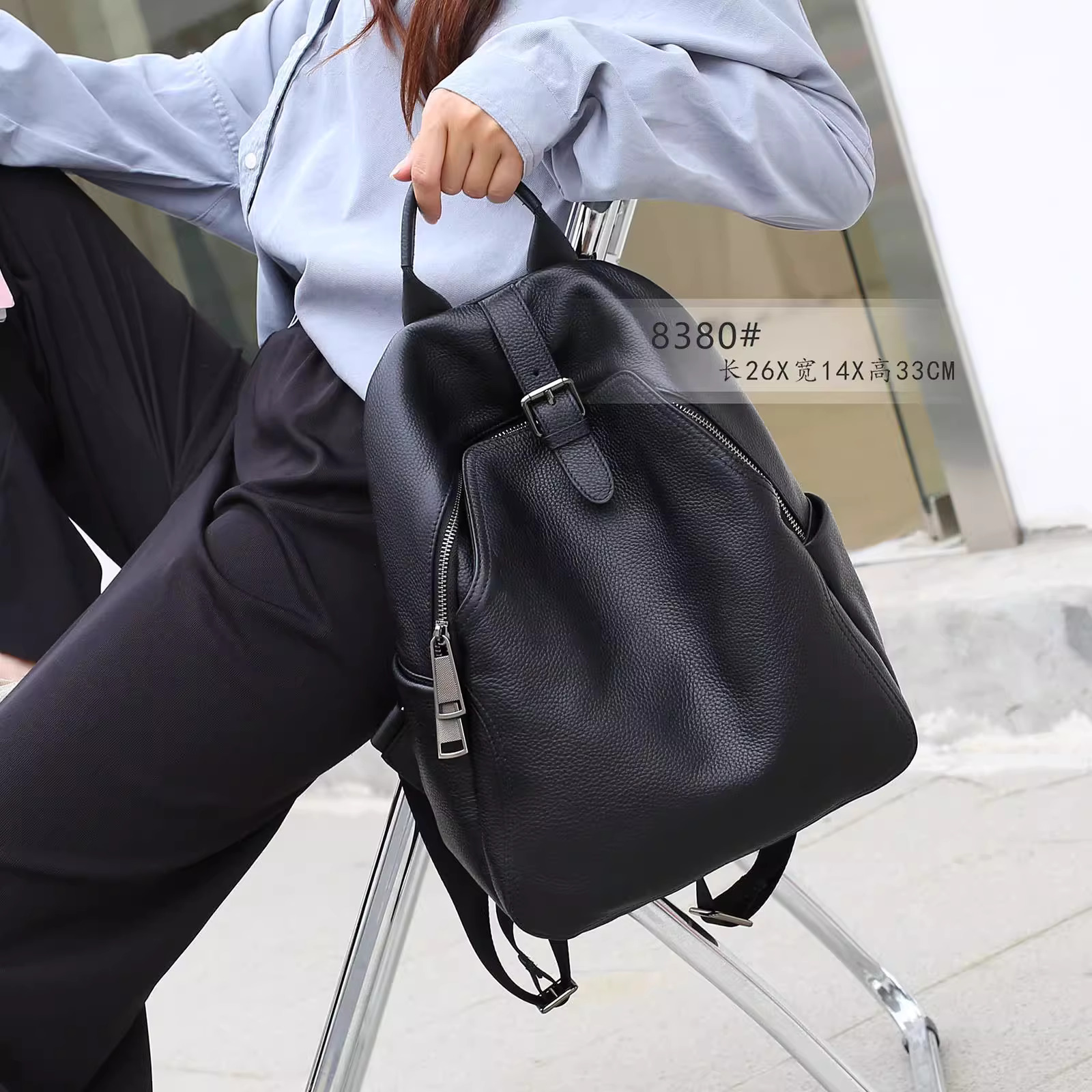 top layer cowhide large capacity lychee pattern commuting bag Women's backpack with thick leather material has a good hand feel 8380