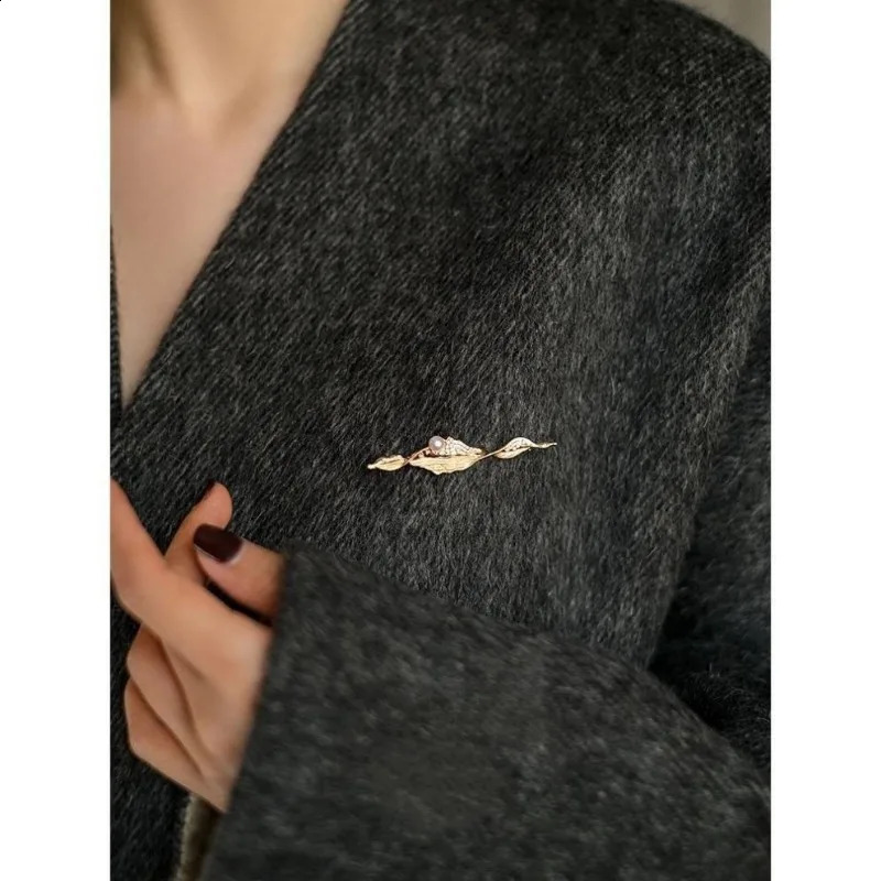 Female Pearl Brooch Shawl Clip Dress Coat Corsage Pin Decoration Buckle Clothe Suit Feast Accessory Badge Breastpin Jewelry Gift 241227