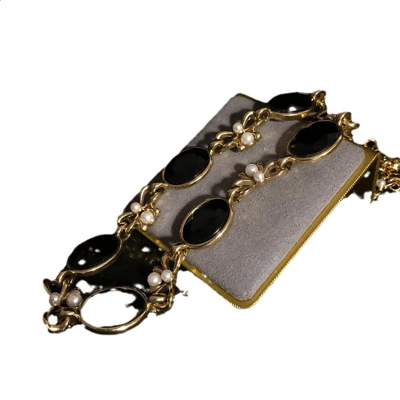 Antique Gold Light Sense Necklace and Earring Suit Black Colored Glaze Inlaid Jewel Diamond All-Match Necklace 241226