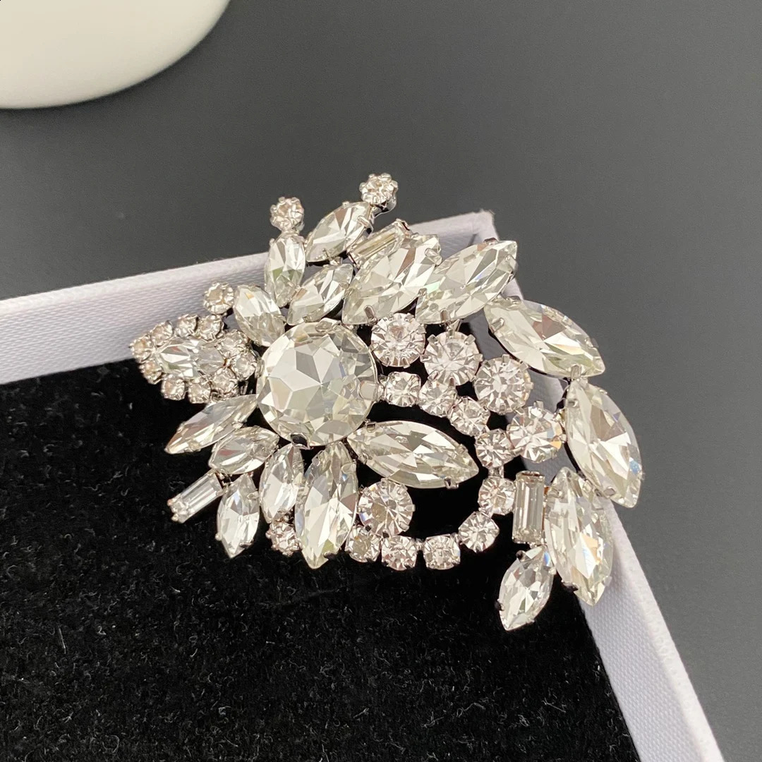 Europe and the United States fashion retro niche personality flower crystal brooch 241227