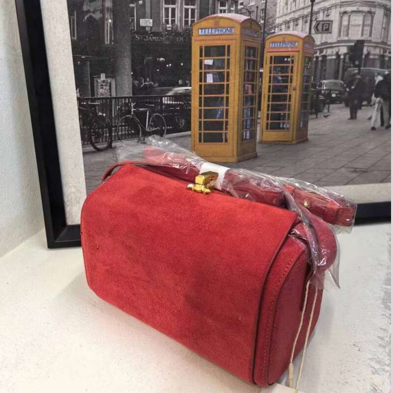 Small square with niche design box 2024 new matte leather fabric material sense lock buckle flip handle single shoulder bag for winter