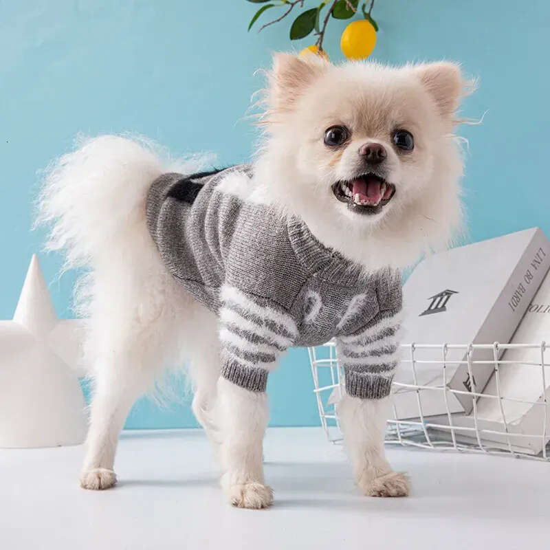 Fashion designer brand classic jacquard letter pattern warm dog cat winter sweater casual pet clothes coat