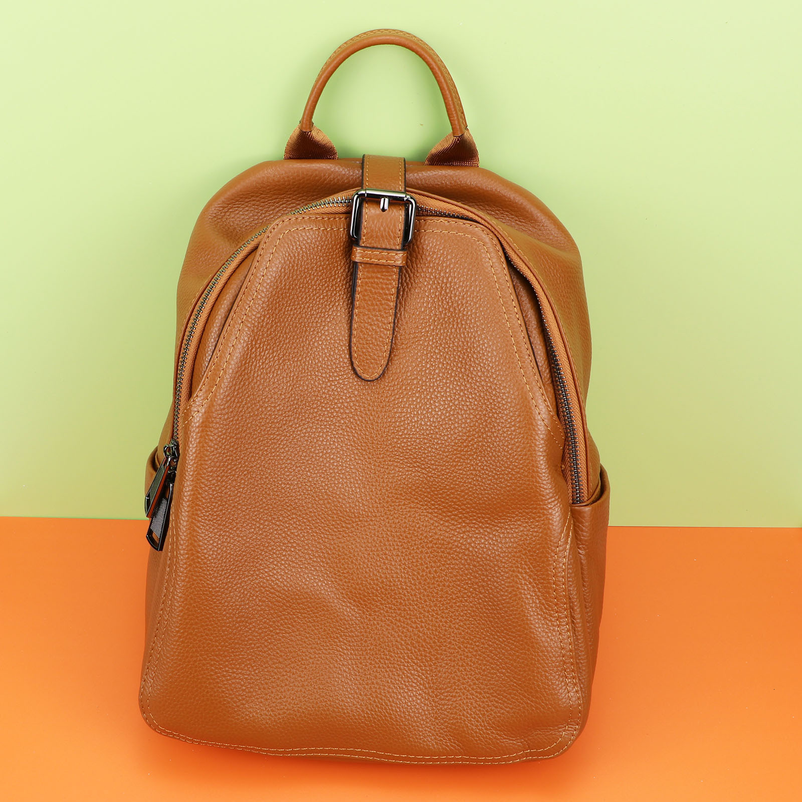 top layer cowhide large capacity lychee pattern commuting bag Women's backpack with thick leather material has a good hand feel 8380