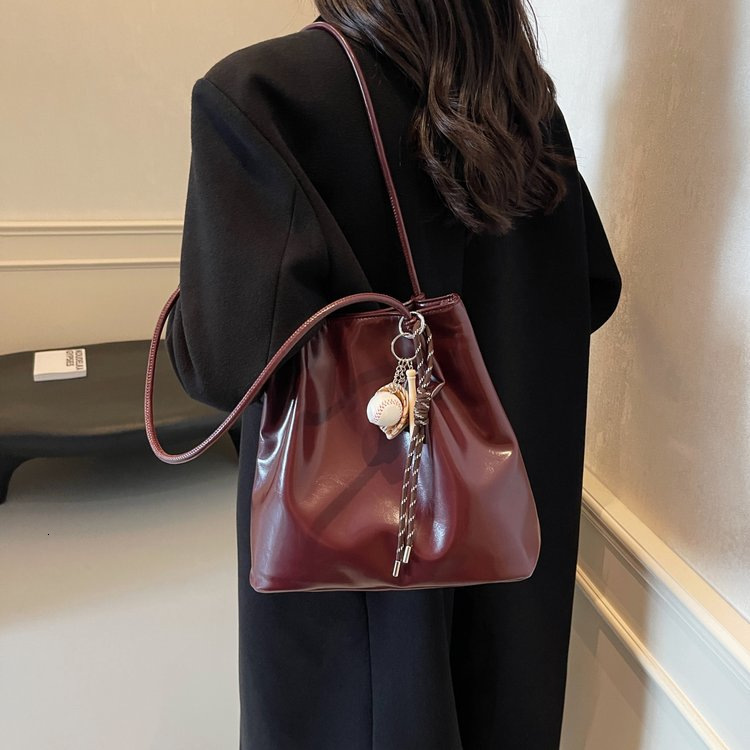 The new bucket shaped bag with textured folds for women's casual versatile handbags in winter 2025 is great for underarm shoulder bags
