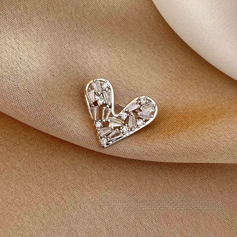 Crystal Lovely Heart Brooch for Women Personality Collar Pin 2 Color Anti-slip Buckle Rhinestone Breastpin Suit Accessories Gift 241227