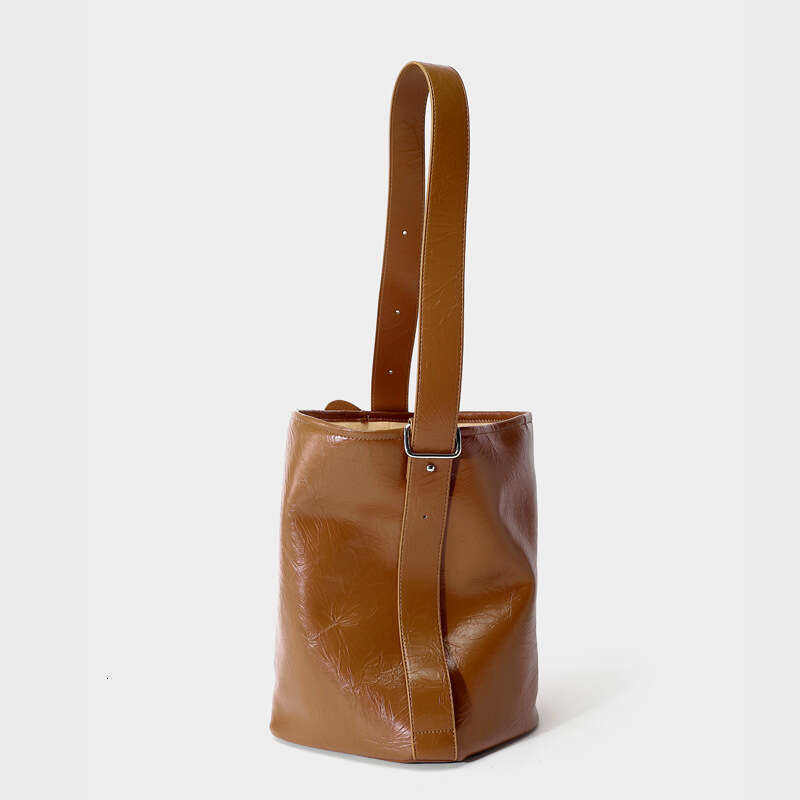 Niche Handheld Pattern Soft Leather Bucket Bag 2023 Winter New High end Lazy Style Single Cross Shoulder Stray Girl