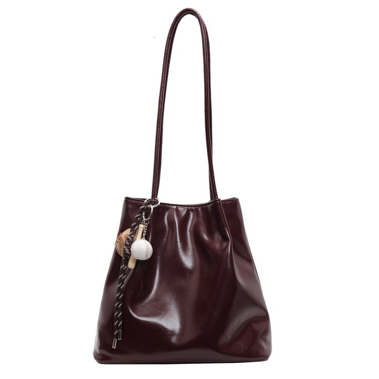 The new bucket shaped bag with textured folds for women's casual versatile handbags in winter 2025 is great for underarm shoulder bags