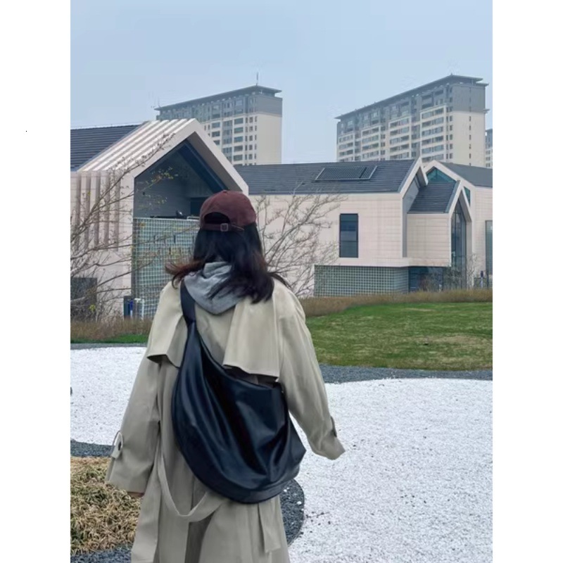 Large capacity women's handbag 2025 new dark shoulder bag, women's dumpling designer multifunctional commuting crossbody bag