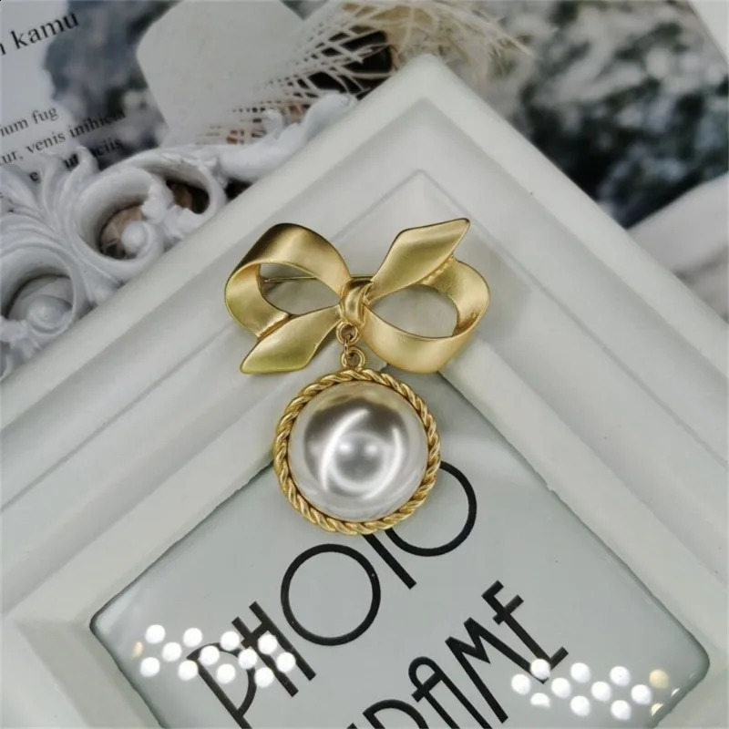 faux Pearl Brooch for Women Large Gold Bow Breastpin Elegant Broches Fashion Lapel Pin Jewelry Coat Buckle Accessories Gift 241227