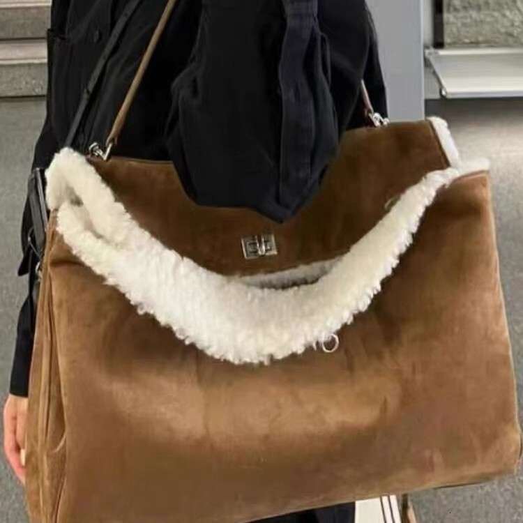 Bag 2025 New Product Internet Celebrity Same Style Fashion Versatile Flip Fur Contrasting Color Tote Casual Design Handheld Shoulder Bag Trendy