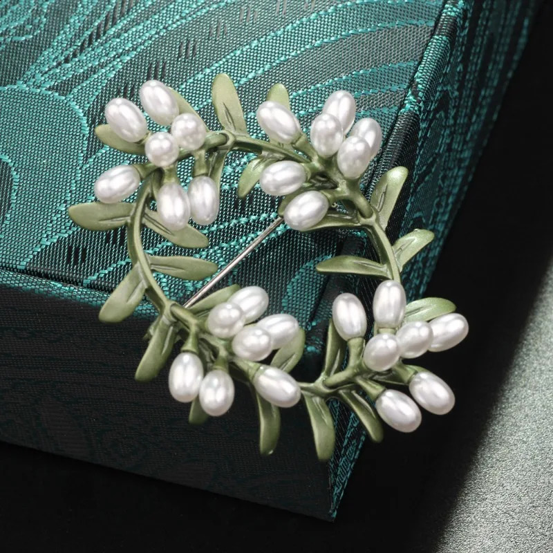 Female Pearl Brooch Shawl Clip Dress Coat Corsage Pin Decoration Buckle Clothing Feast Accessory Badge Breastpin Jewelry Gift 241227