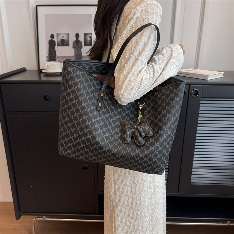 The feeling of the all season fashionable shoulder bag is very suitable for carrying the 2025 designer women's fashionable shoulder bag and large