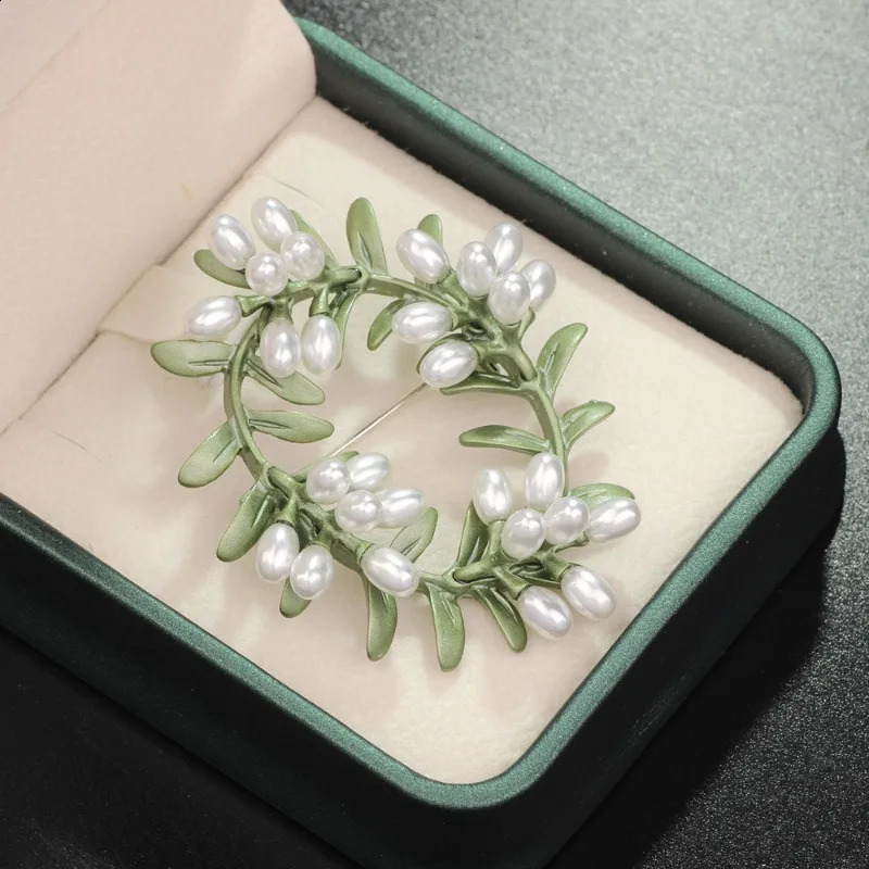 Female Pearl Brooch Shawl Clip Dress Coat Corsage Pin Decoration Buckle Clothing Feast Accessory Badge Breastpin Jewelry Gift 241227