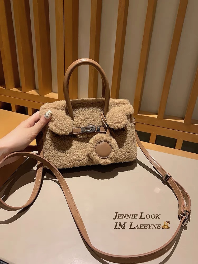 2024 new niche lamb fur autumn winter hand-held crossbody bag, simple and versatile