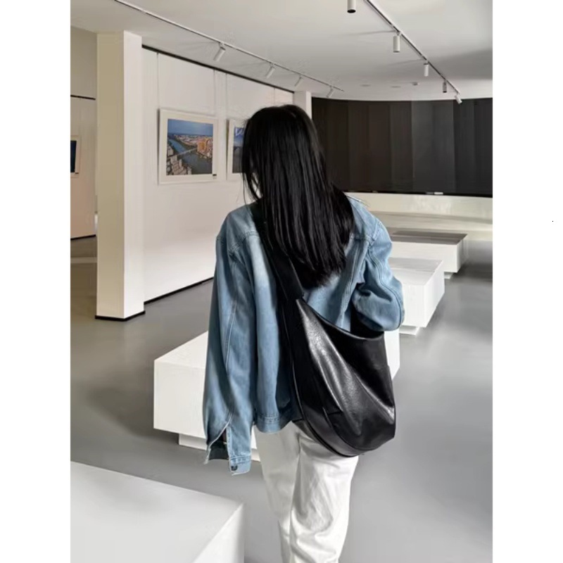 Large capacity women's handbag 2025 new dark shoulder bag, women's dumpling designer multifunctional commuting crossbody bag