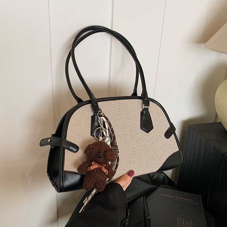 Advanced bowling bag, armpit bag, autumn winter niche design, contrasting color commuting bag, single shoulder tote bag 241215