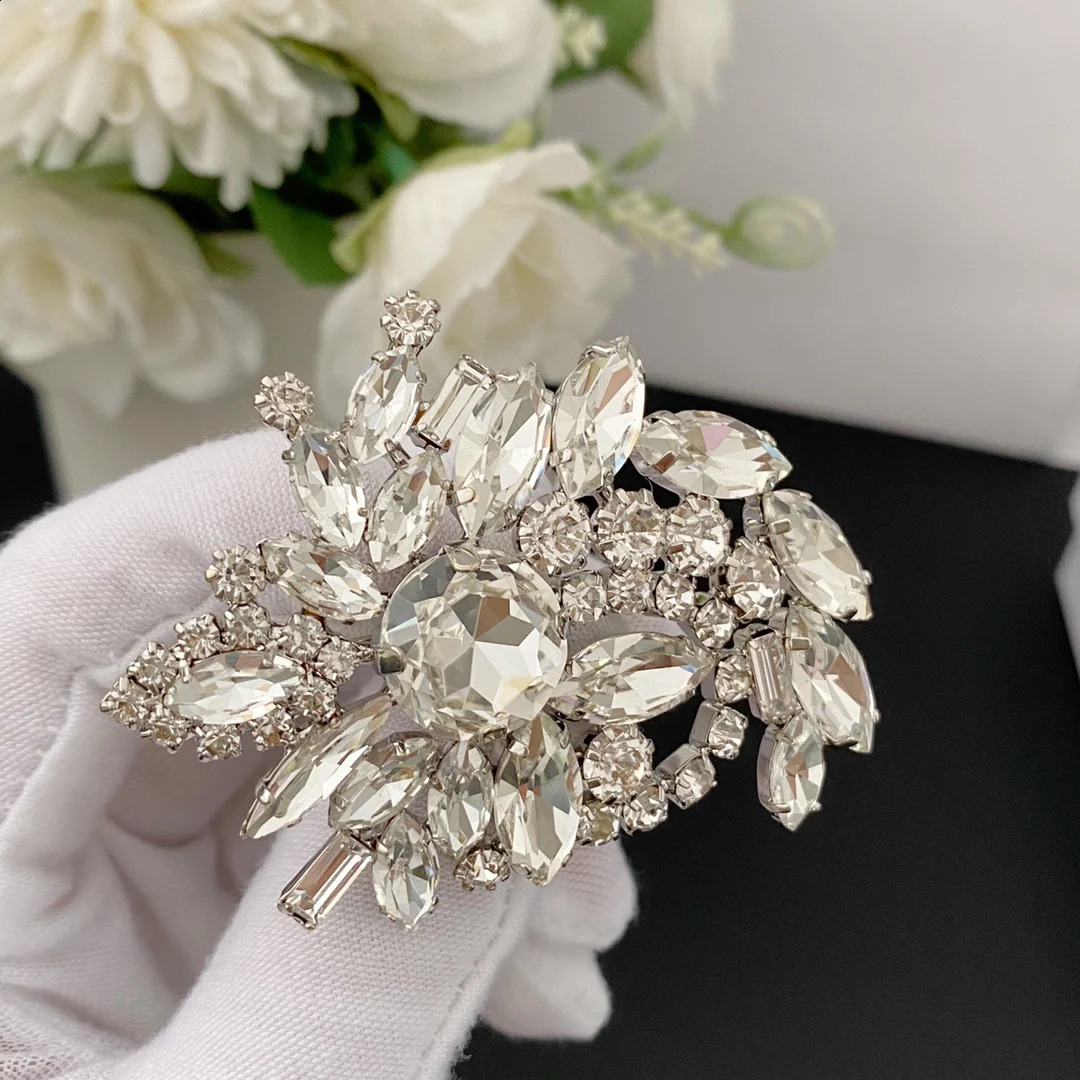 Europe and the United States fashion retro niche personality flower crystal brooch 241227