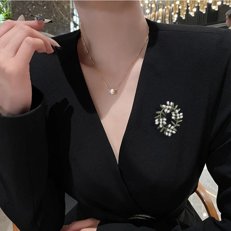 Female Pearl Brooch Shawl Clip Dress Coat Corsage Pin Decoration Buckle Clothing Feast Accessory Badge Breastpin Jewelry Gift 241227