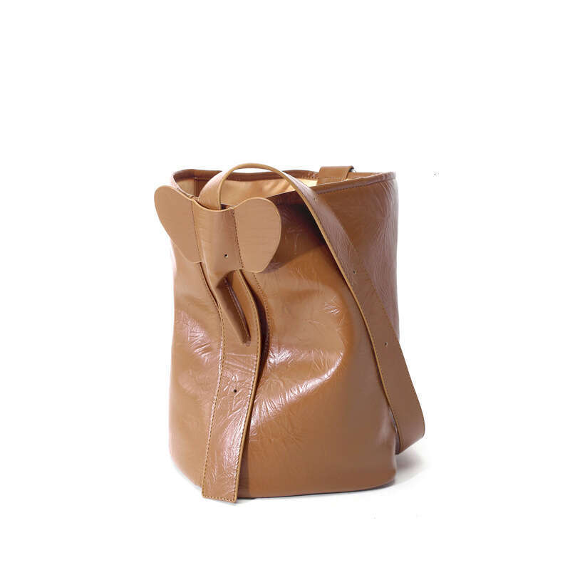 Niche Handheld Pattern Soft Leather Bucket Bag 2023 Winter New High end Lazy Style Single Cross Shoulder Stray Girl