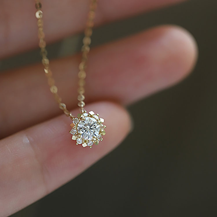 2024 Ins Top Sell Snow Flower Pendant Simple Fine Jewelry Pure 100% 925 Sterling Silver Gold Fill Round Cut White Lab moissanite Diamond Women Clavice