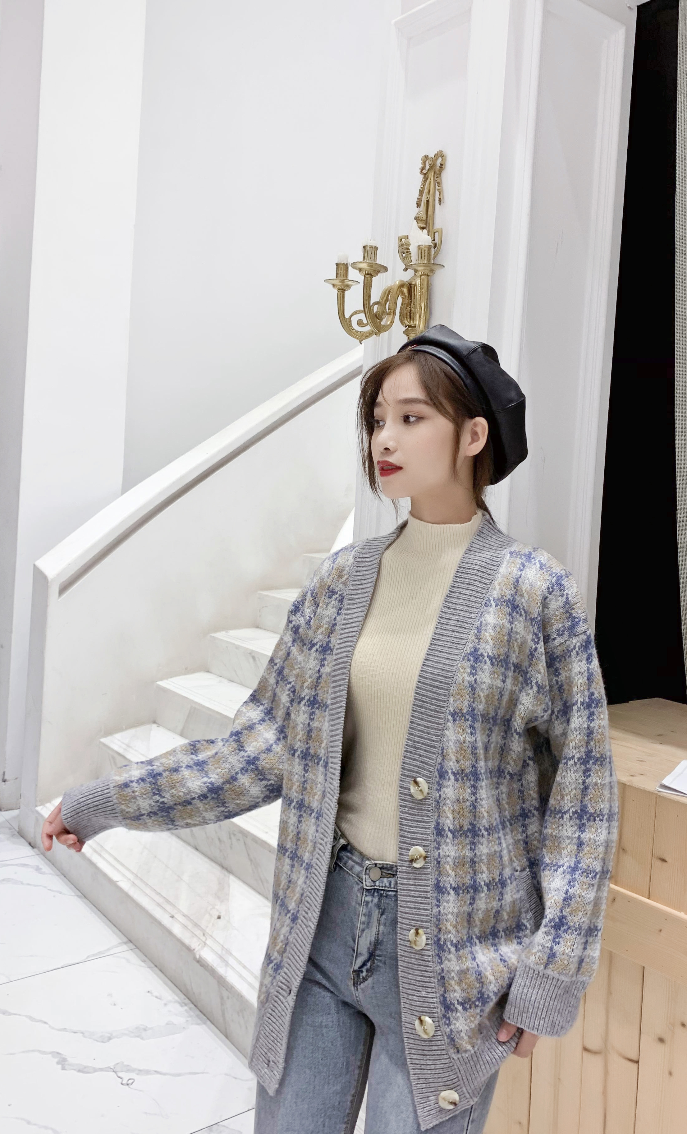 Elegant Women's Wool Sweater with Slim Design - Perfect for Cool Weather Comfort