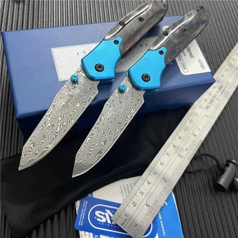 BM 945-221 Gold Mini O Sbor Ne Folding Knife 2.92 Vg10 Damascus Blade Caon Fiber Hand Outdoor Hunting Cam KnifeXJ241228