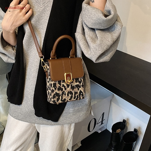 Retro texture small bag for women 2025 autumn and winter new Korean version versatile single shoulder mobile phone bag, hand-held crossbody small squa
