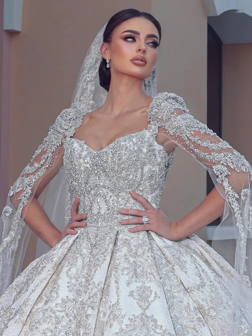 Princess Ball Gowns Wedding Dress With Veil Crystal Beaded Sweetheart Neck Bridal Dress Customized Backless Sweep Train Bride Gown