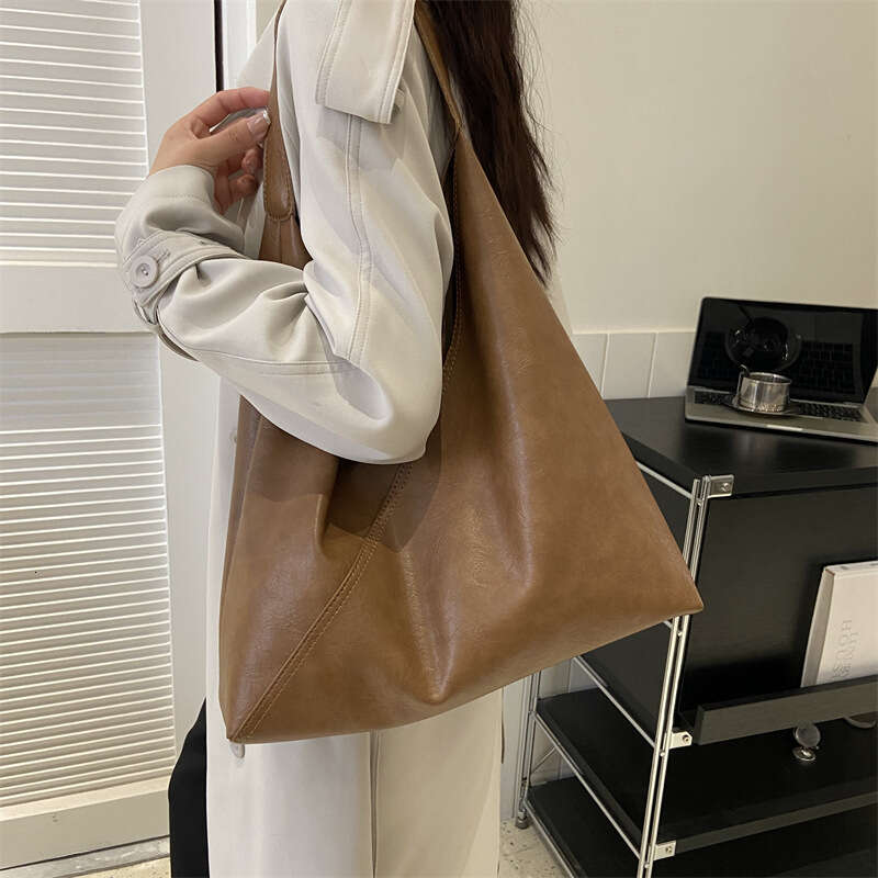 Soft Leather Retro Women's New Fashionable Large Capacity Single Shoulder Armpit Bag, Casual Versatile Commuting Tote Bag