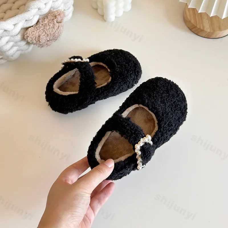 Childrens Winter Shoes 2024 New Cashmere Cotton Padded Shoes for Girls Fashion Pearl Buckle Warm Casual Shoes Plush Soft Childrens Apartment W241228