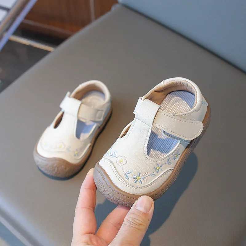 Childrens leather shoes fashionable embroidered floral girls flat shoes leather boots Versatile spring and autumn childrens princess shoes anti slip W