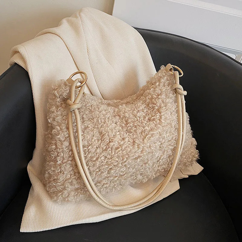 2023 New Plush Fabric Women's Shoulder Crossbody Small Fashion Lambs Wool Fluffy Fur Winter Female Bag Designer Handbags Convertible Bags