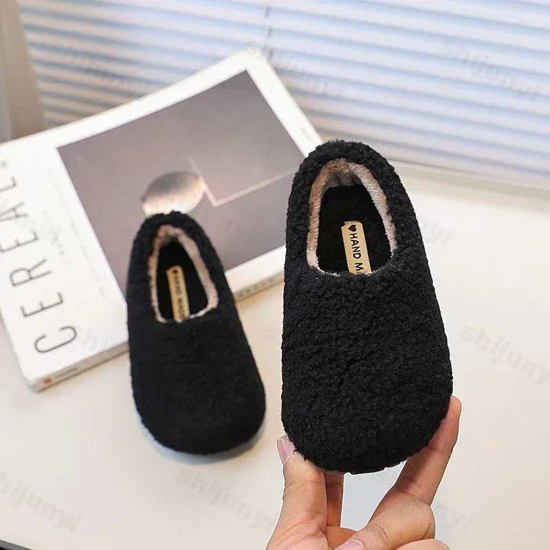 Childrens cotton slippers solid warm childrens new 2025 winter outdoor shoes for boys and girls plush flat bottomed soft soled non slip cotton shoes W
