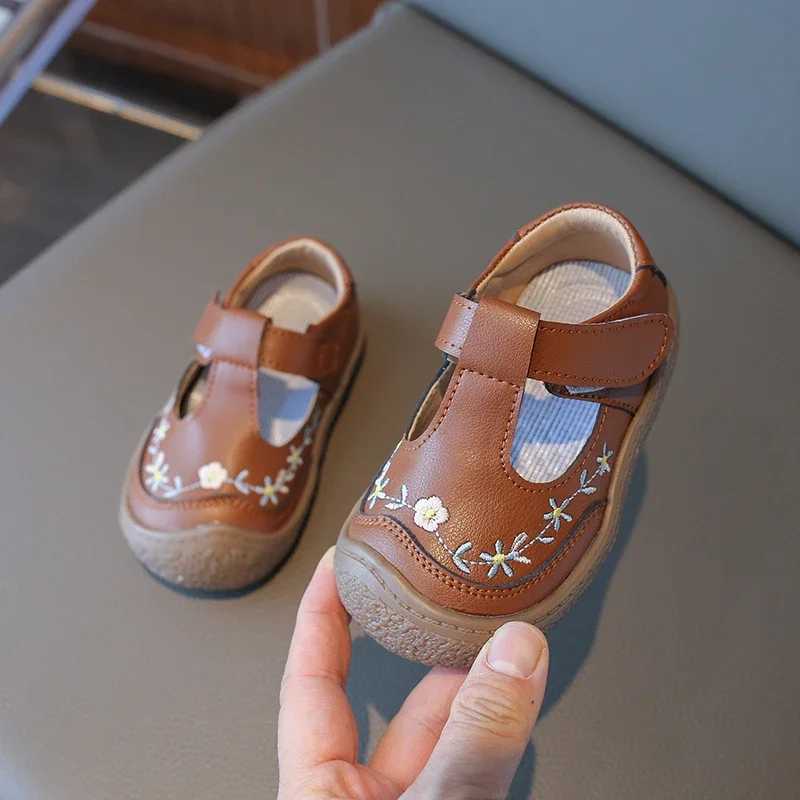 Childrens leather shoes fashionable embroidered floral girls flat shoes leather boots Versatile spring and autumn childrens princess shoes anti slip W