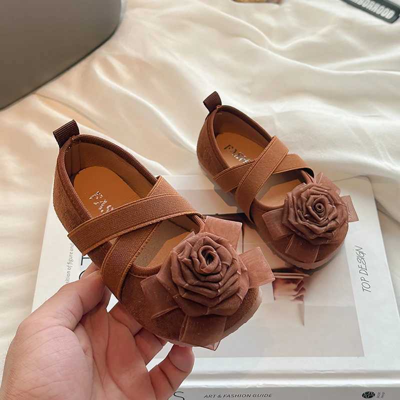 Autumn Girl Princess Shoes Velvet Stickers Elegant Childrens Ballet Apartment Cross with Lights Autumn Wedding Par Childrens Shoes W241228