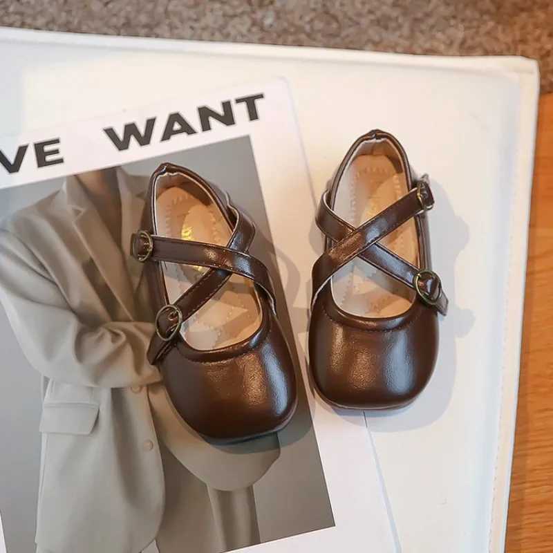 New girls Moccasin shoes square toes Versatile soft childrens fashion cross simple anti slip childrens leather shoes platform solid color W241228