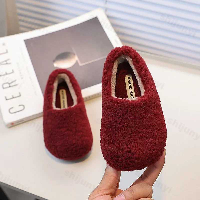 Childrens cotton slippers solid warm childrens new 2025 winter outdoor shoes for boys and girls plush flat bottomed soft soled non slip cotton shoes W