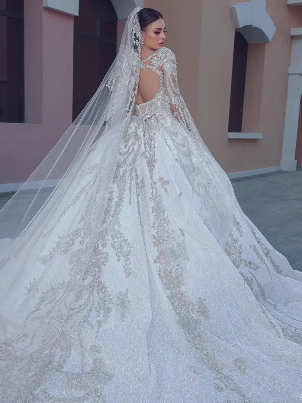 Princess Ball Gowns Wedding Dress With Veil Crystal Beaded Sweetheart Neck Bridal Dress Customized Backless Sweep Train Bride Gown