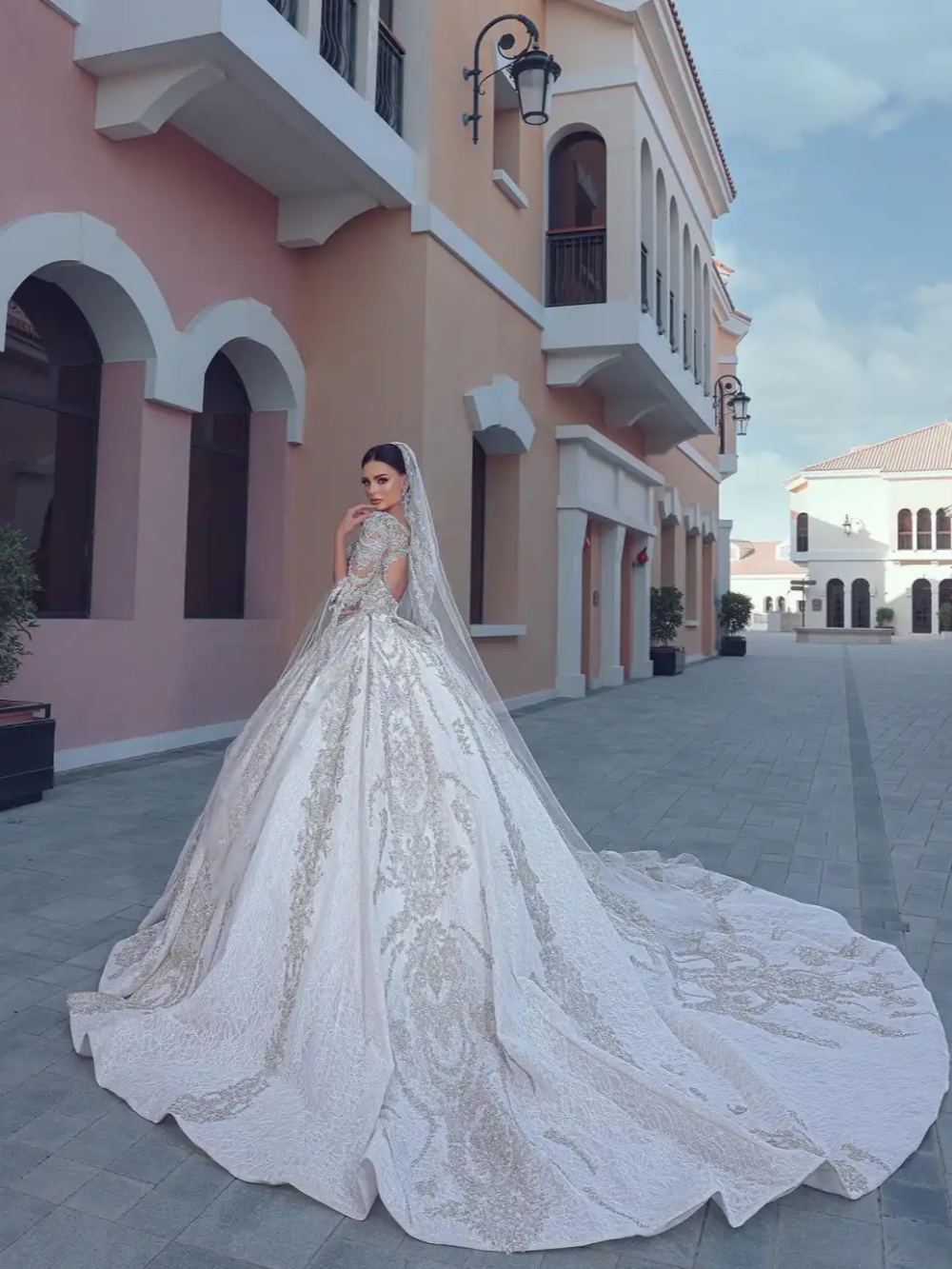 Princess Ball Gowns Wedding Dress With Veil Crystal Beaded Sweetheart Neck Bridal Dress Customized Backless Sweep Train Bride Gown