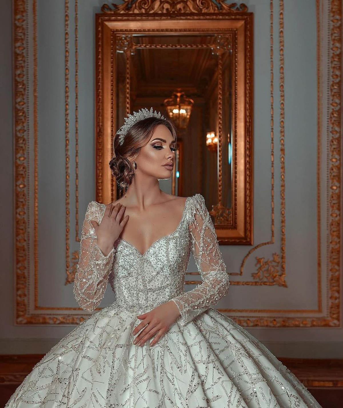 Luxury Ball Gown Wedding Dresses Bateau V-Neck Long Sleeve Lace Net Appliqued Sequins Cathedral Bridal Gowns Elegant Arabian Dubai Custom Made Vestido