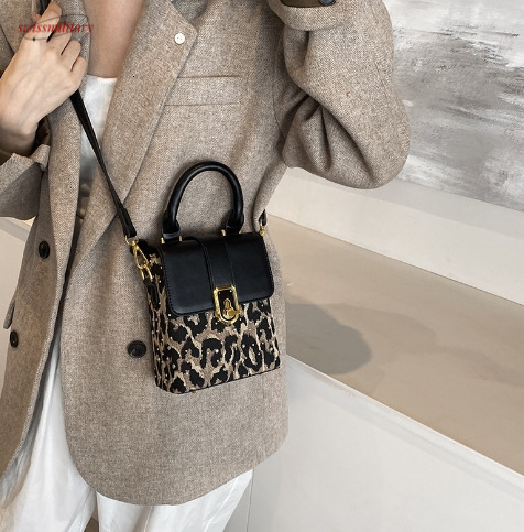 Retro texture small bag for women 2025 autumn and winter new Korean version versatile single shoulder mobile phone bag, hand-held crossbody small squa